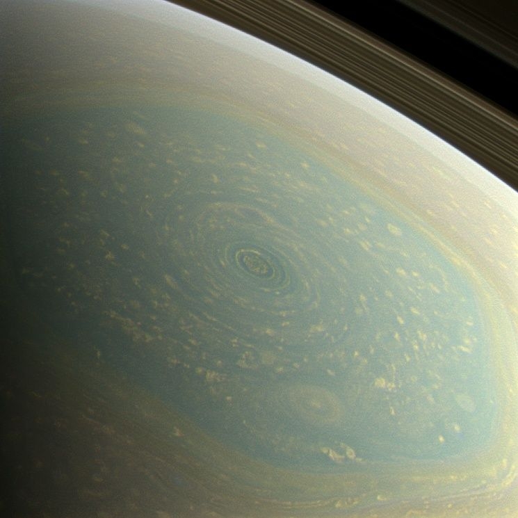 Удивительные снимки урагана на Сатурне