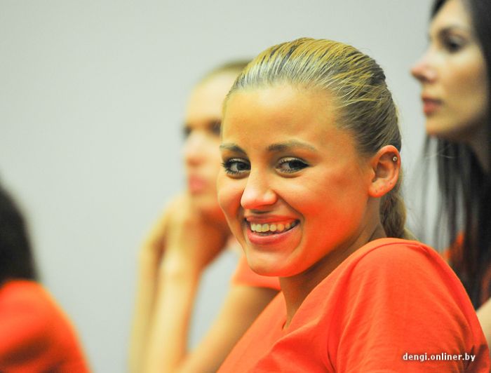 Финалистка Мисс Минск 2013 оказалась топлес-диджеем (27 фото)