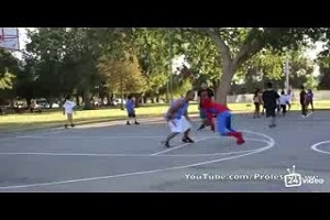 Spider man играет в баскетбол