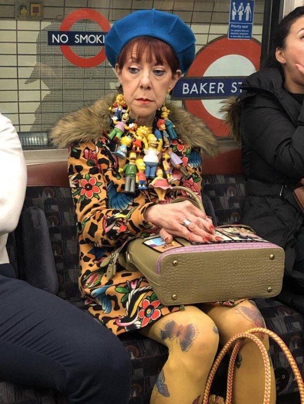 Необычные персонажи в метро (15 фото)