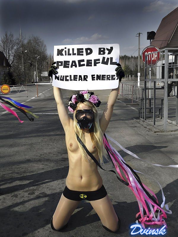 Акция FEMEN «Убитые мирным атомом»