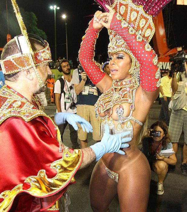 Так вот как на бразильских танцовщицах держатся трусики (15 фото)