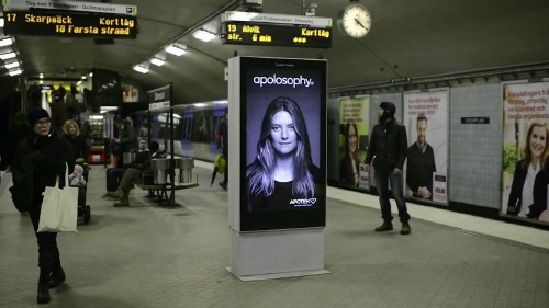 Активный рекламный щит в метро