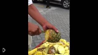 PEELING A PINEAPPLE CLEAN AND EASY !