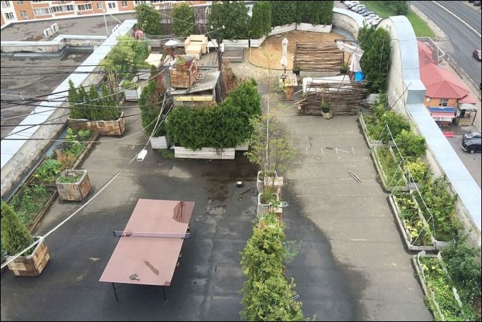 Житель Подмосковья обустроил зону отдыха на крыше многоэтажки