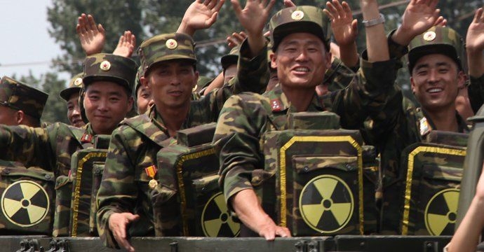 Ким Чен Ын вручил солдатам ядерные рюкзаки