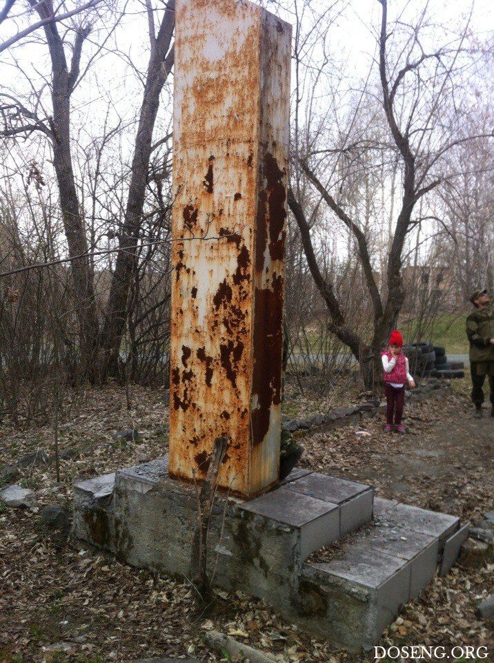 Волонтеры восстановили памятник к Дню Победы