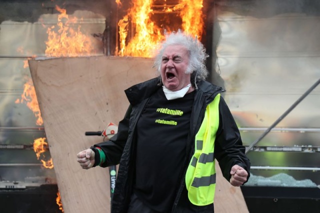 Фотожабы"орущий мужчина с протестов жёлтых жилетов во Франции"(20фото)