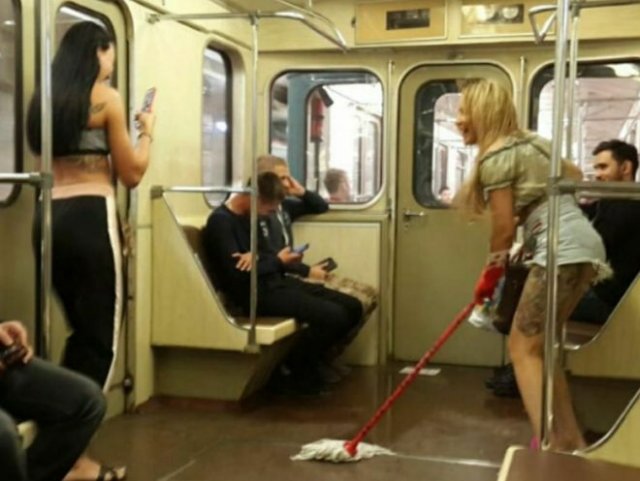Модники и странные персонажи в метро (25 фото)