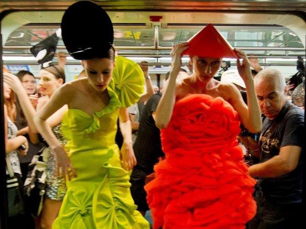 Модники и чудаки в метро (15 фото)