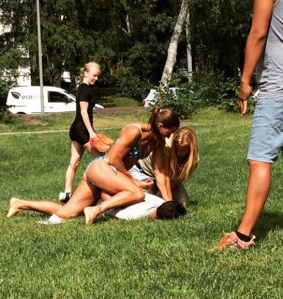 Суровая шведская полицейская в бикини скрутила карманника