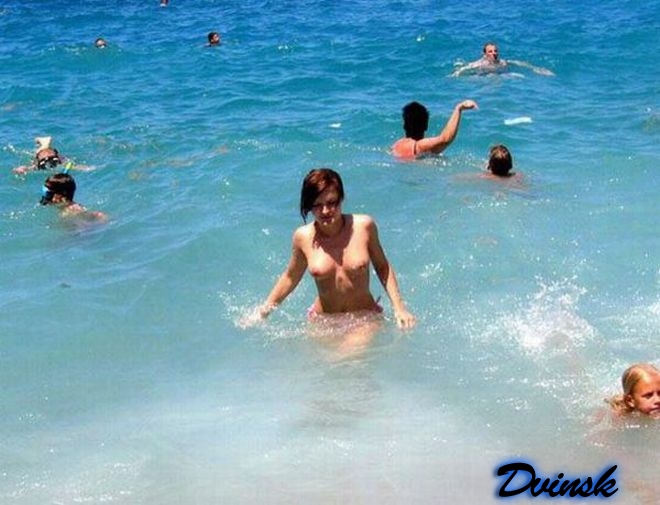 Девушка в отпуске на море (35 фото)