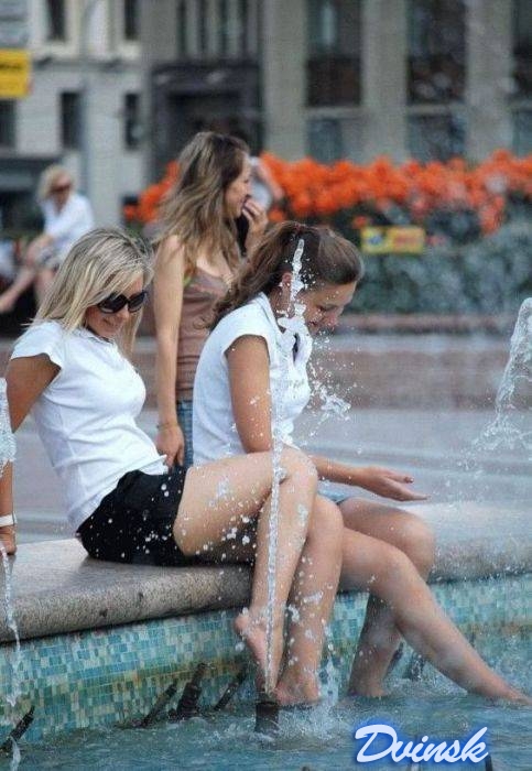 Девушки купающиеся в фонтанах