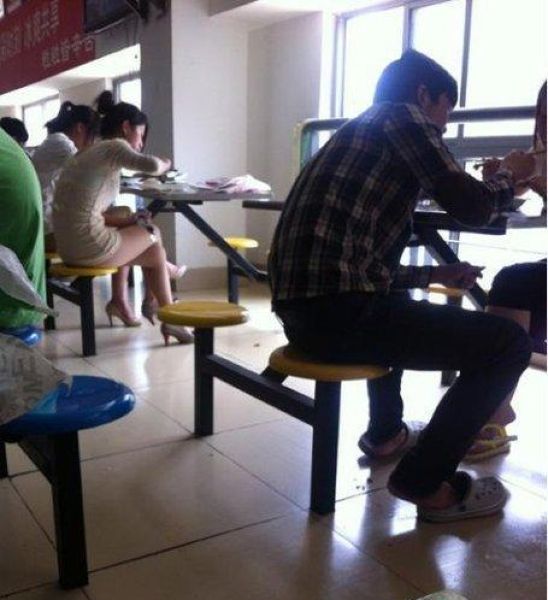 Китайская девушка обедает в студенческой столовой (3 фото)