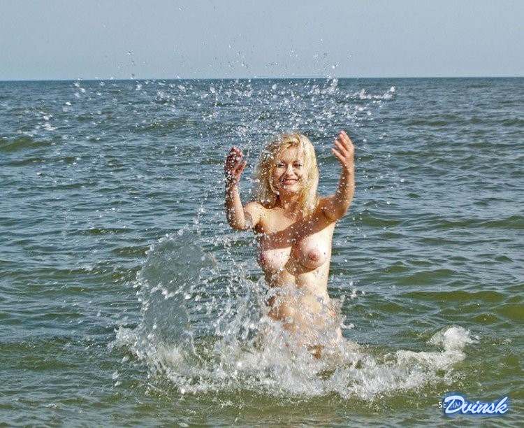 Развратная блондинка позирует голой на пляже (19 фото)
